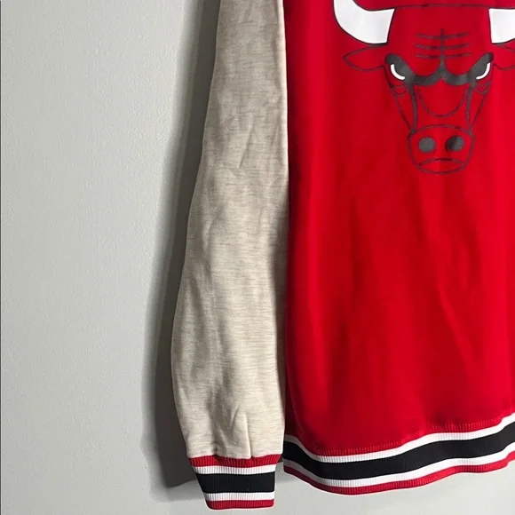 NBA Chicago Bulls Red and Cream Hoodie with Logo - Picture 5 of 6